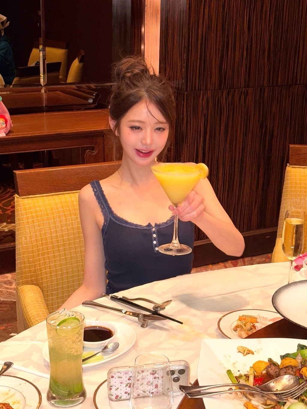 张元英 in上海，享受美食！