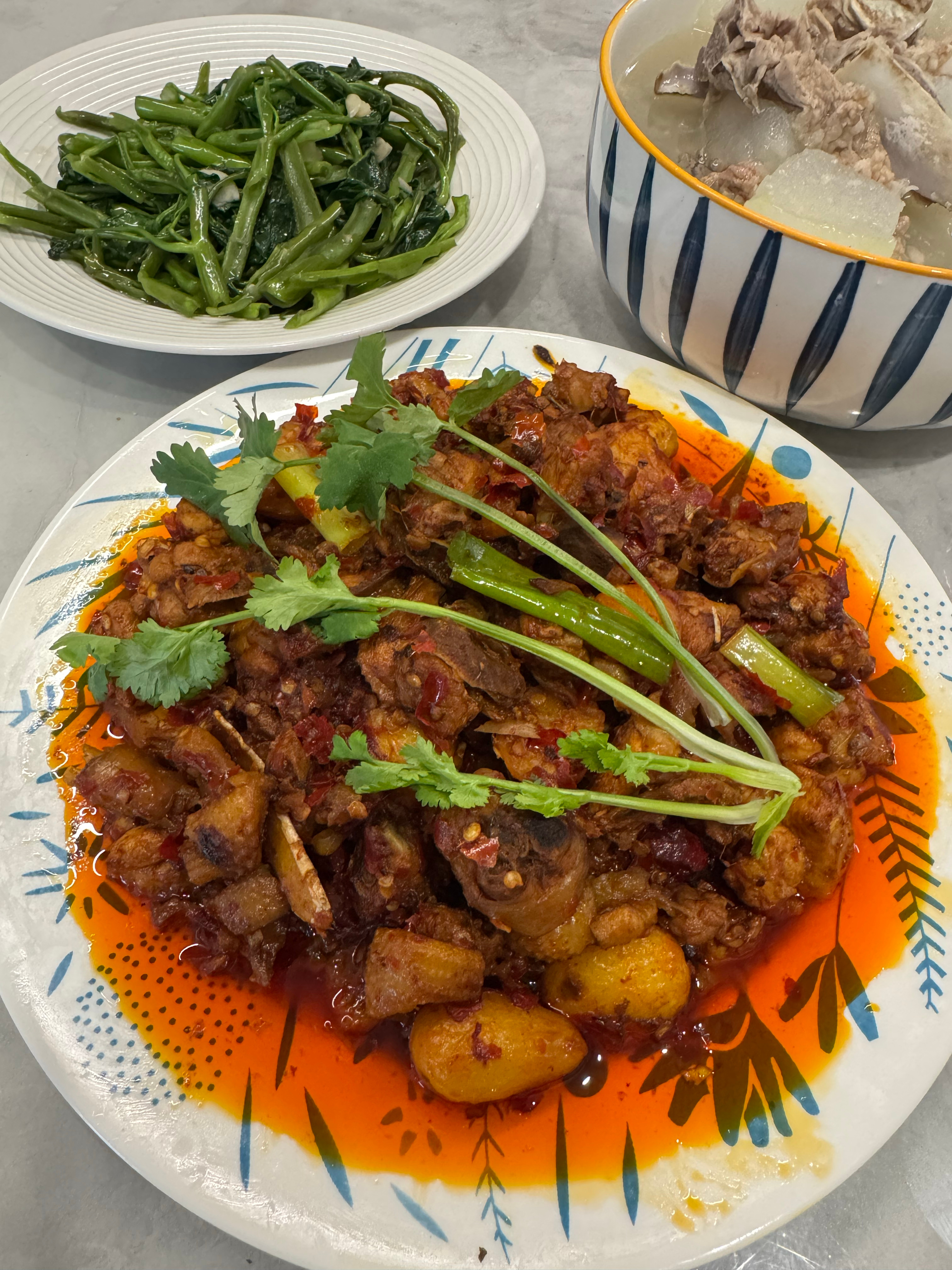 今天的家庭版贵州辣子鸡，跟之前在外面吃的味道一样不像川版辣子鸡那么焦香，重点材料