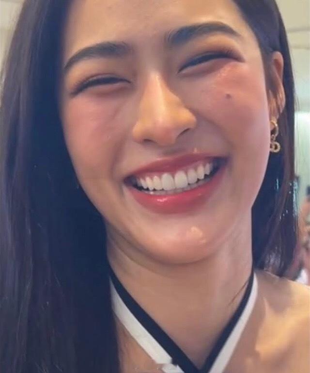 邝玲玲笑得眼睛都眯成一条线了，太甜辣！ 