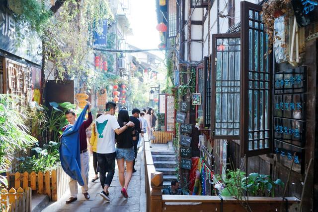全中国的旅游景区都在卖这种东西，毫无实用价值，到底谁在买？

随着时代的发展，生