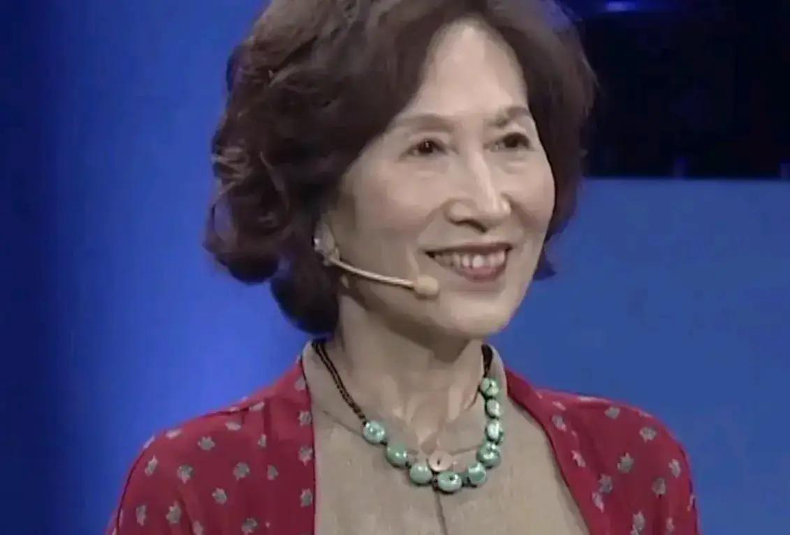 1953年，北京一女子去世。临终前，她将一只金钗交给丈夫，交代说：“一定要好好保