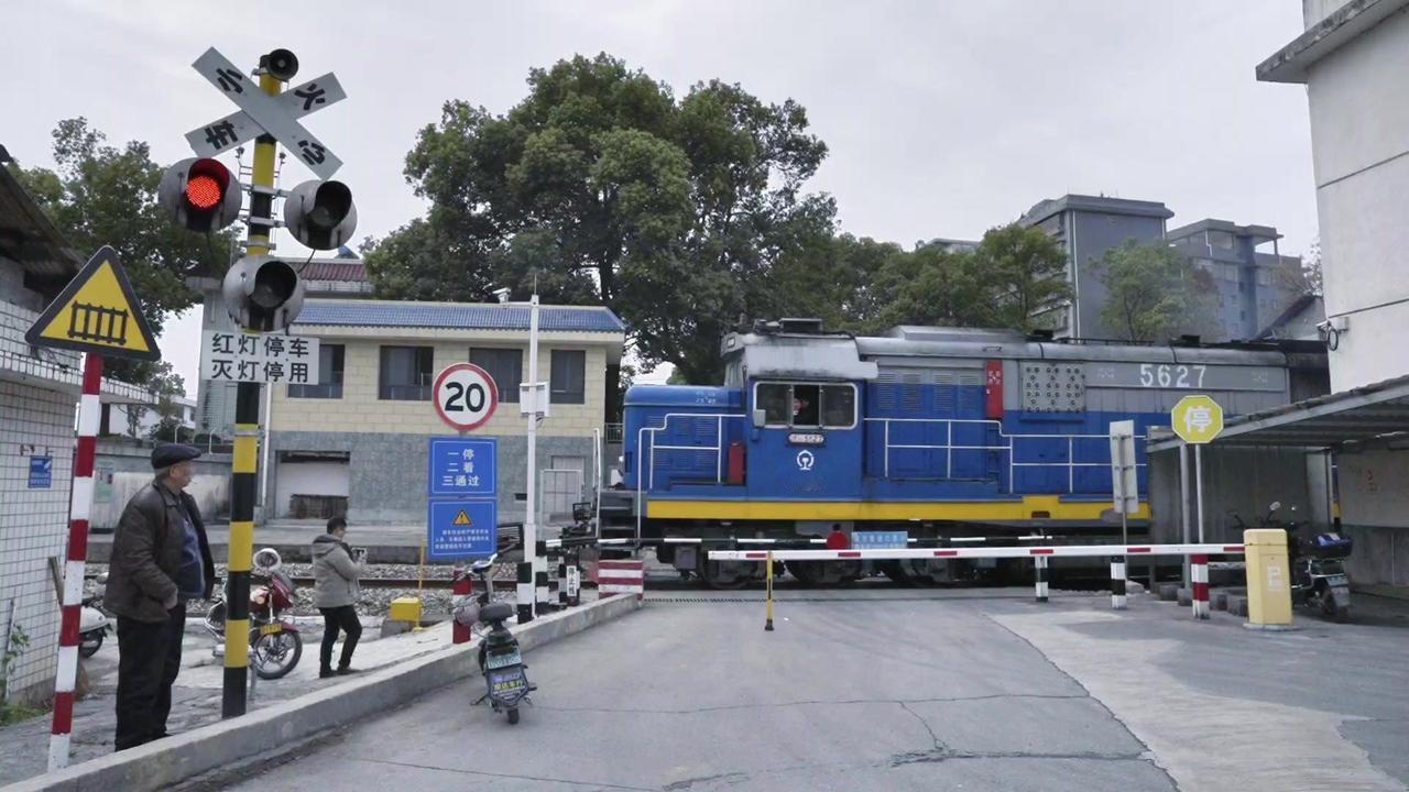 🚂今天运气真好，居然遇上了一台很特别的火车！

一开始听到火车鸣笛声，还以为是