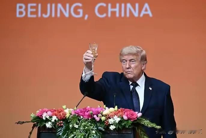 辟谣了辟谣了，川普喝的不是酒
众所周知，川普的哥哥死于酒精。所以说，在川普幼小的