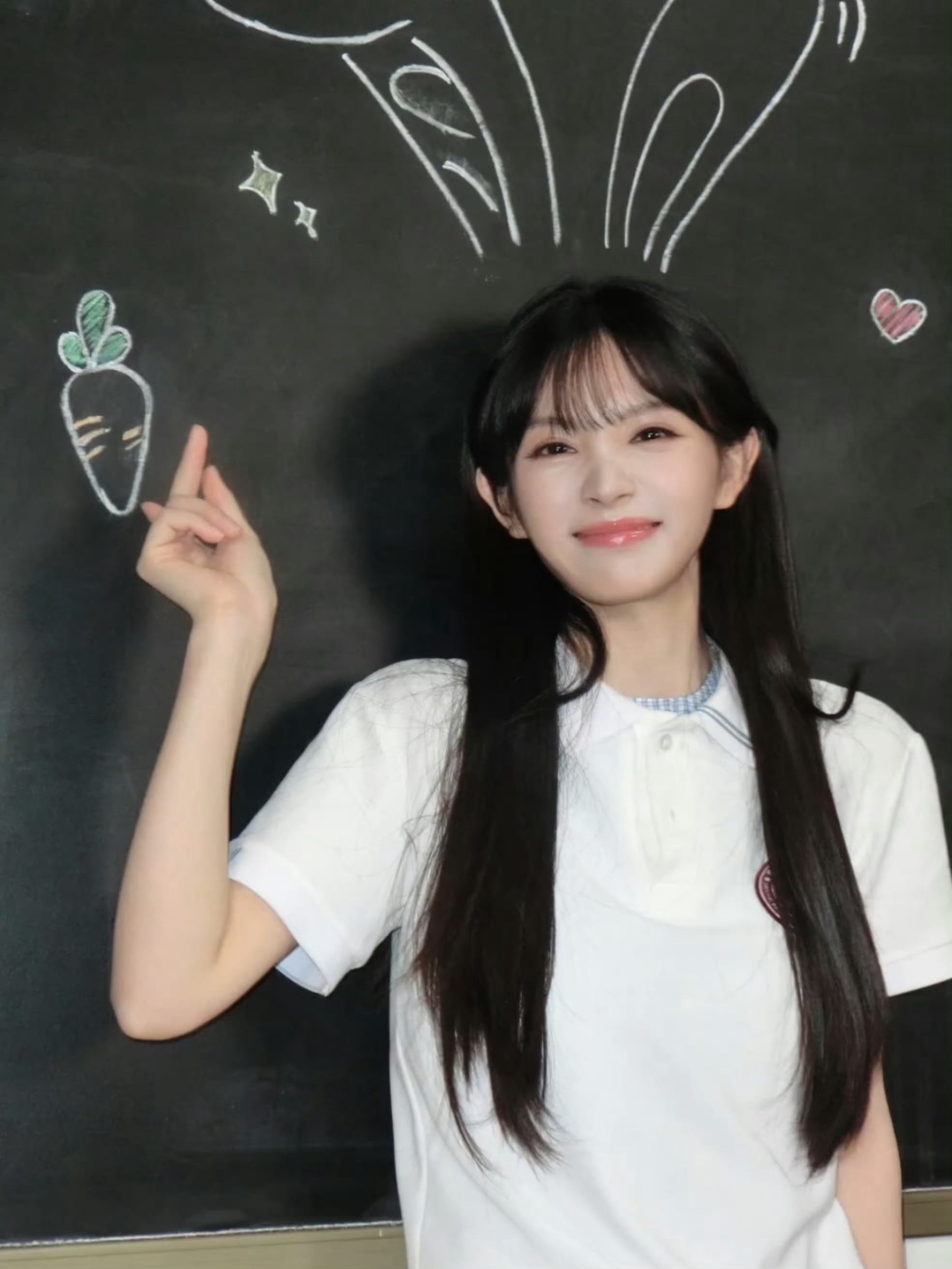 家有一只名叫知夏的小兔叽🐰田曦薇林知夏兔子耳朵照片