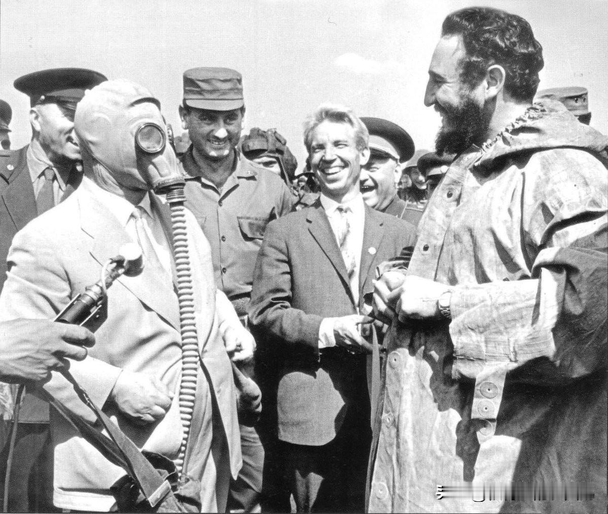 苏共往事：1963 年戴着 GP-5 防毒面具的苏联最高领导人尼基塔·赫鲁晓夫与