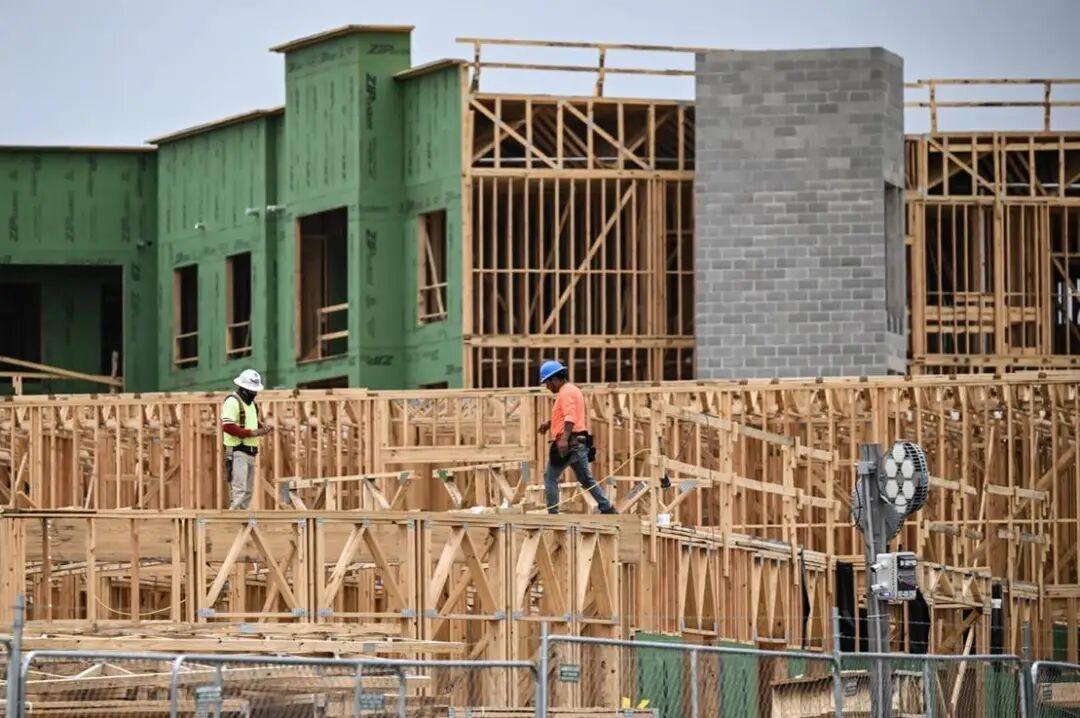 房地产建筑商警告特朗普称，他的强硬移民执法行动正在伤害建筑行业，同时也可能很快影