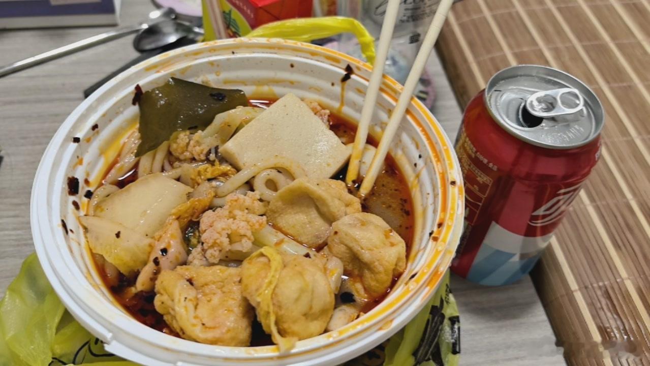 来一碗几乎全是素菜的麻辣烫 杭景元这个牌子挺好吃的 爱吃麻酱的人比较多 但我不爱