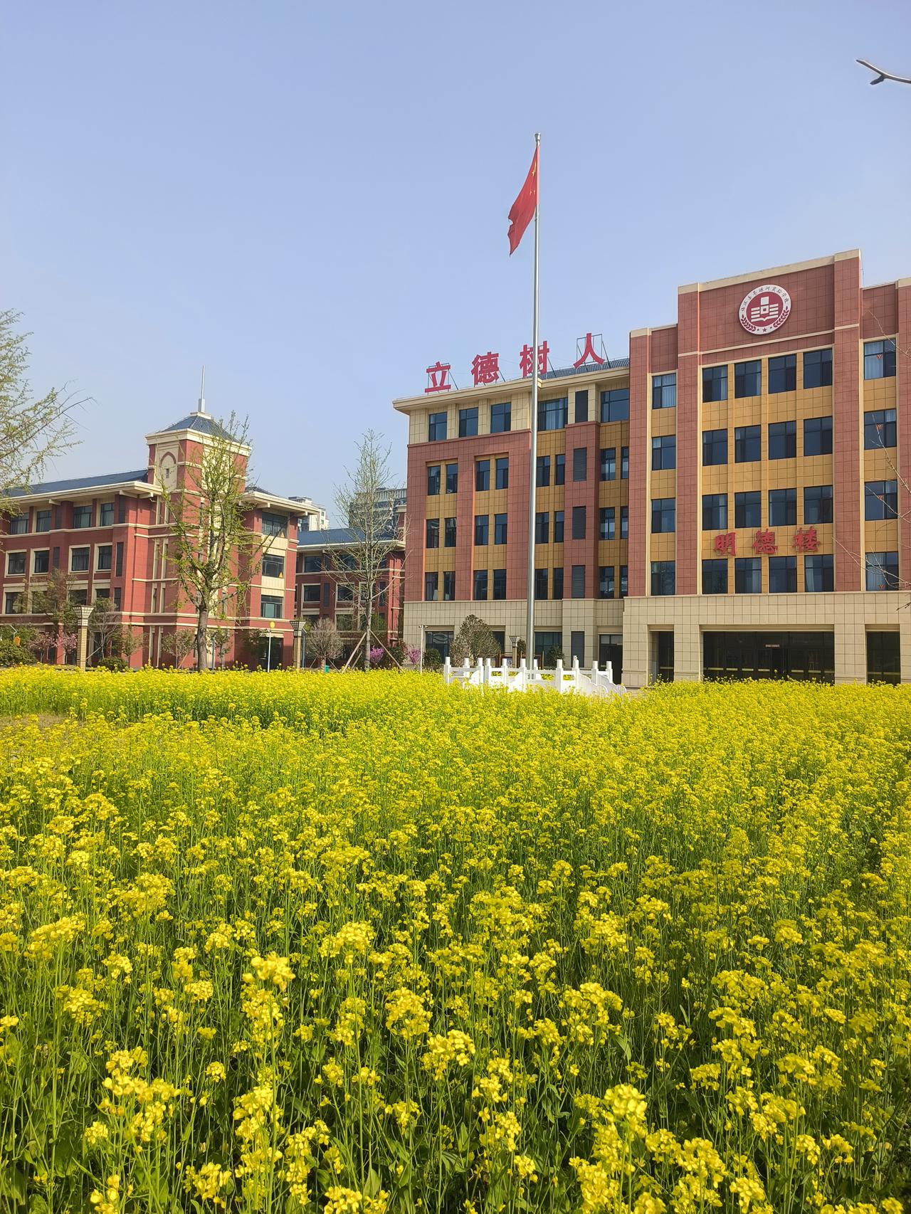 一位校长最可贵之处就是那些合乎规则的意见和建议，能够听得进去，并且能够改正，这才