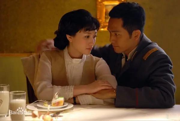 特别喜欢看钟汉良和李小冉合作的《来不及说爱你》这部剧
直到现在它依旧是国民言情剧