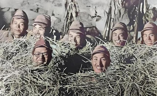 1938年10月，照片上这6个像禽兽一样躲藏在枯草堆的是日军第13师团的士兵，他