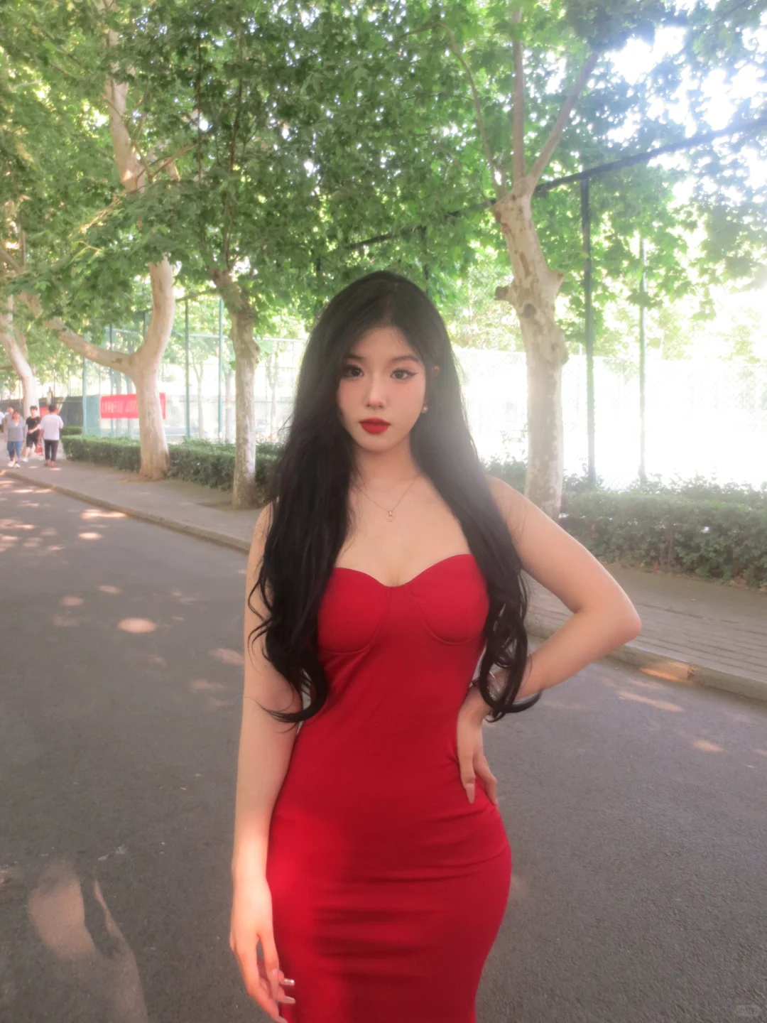 170女大｜气场氛围美女‼️包臀红裙真的太米啦