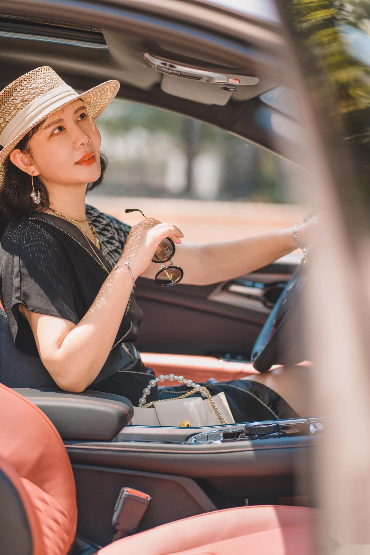 秋日美拉德妆容🍂上班化这个好漂亮～ 
秋日氛围感很浓，也非常抬气质！ 
一般上