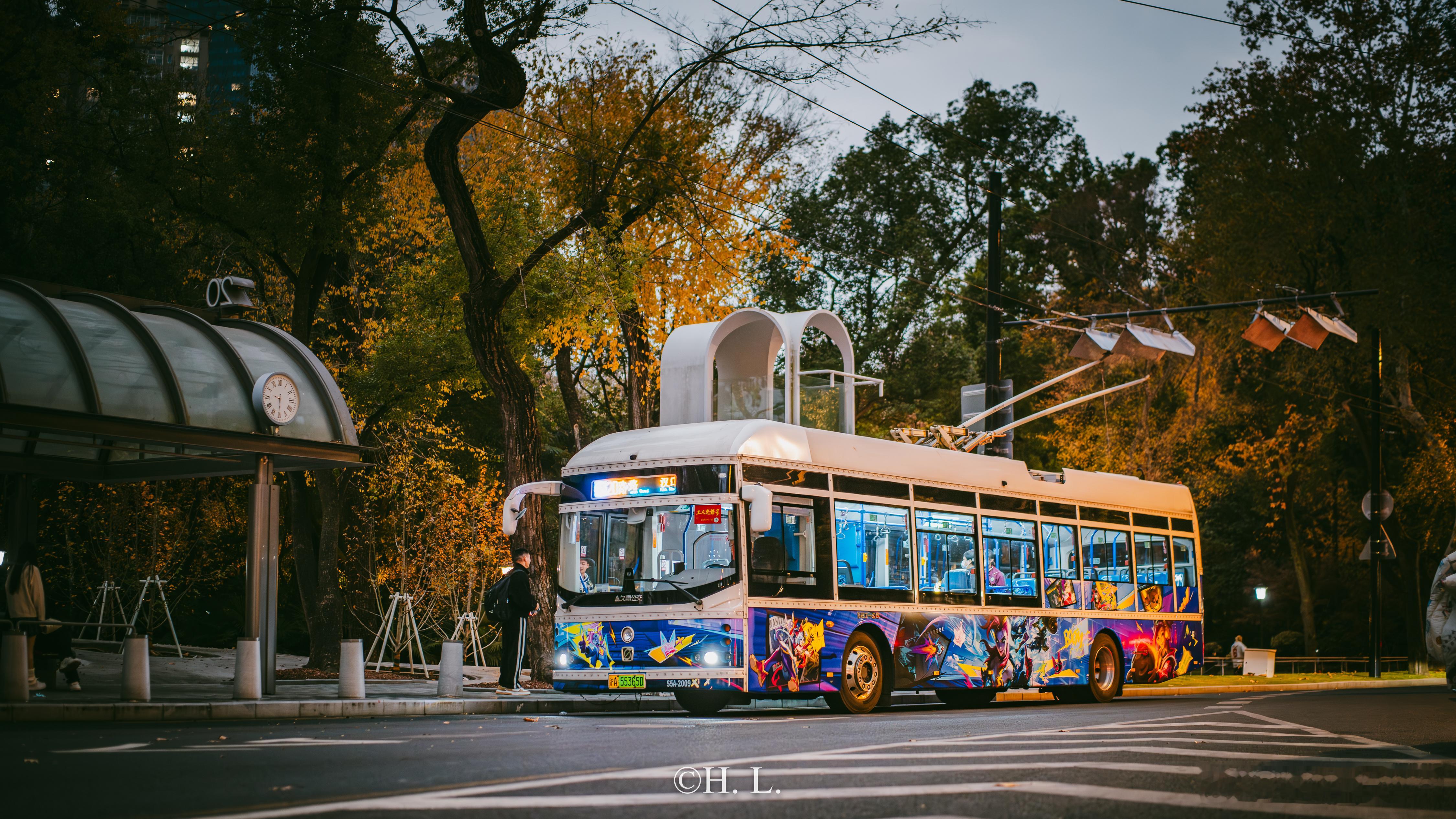 英雄联盟手游广告上线20路无轨电车。 