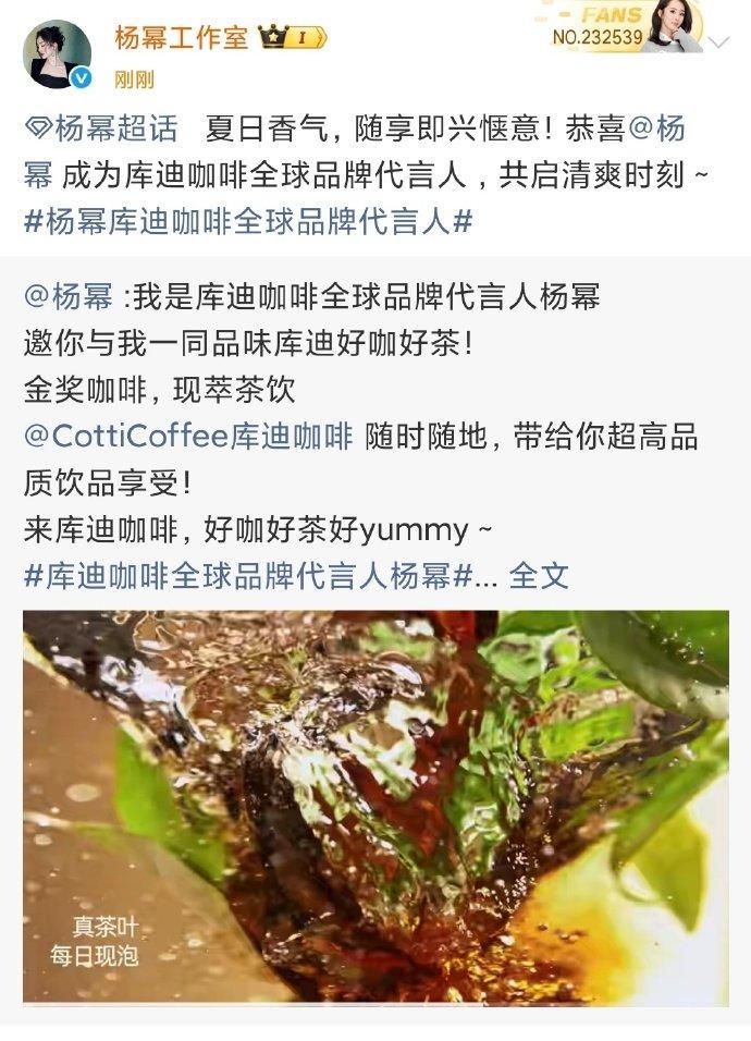 咖啡香漫过呼吸间隙，冰珠在杯沿凝成细碎光泽，每缕气息都藏着清爽，随享的惬意无需铺