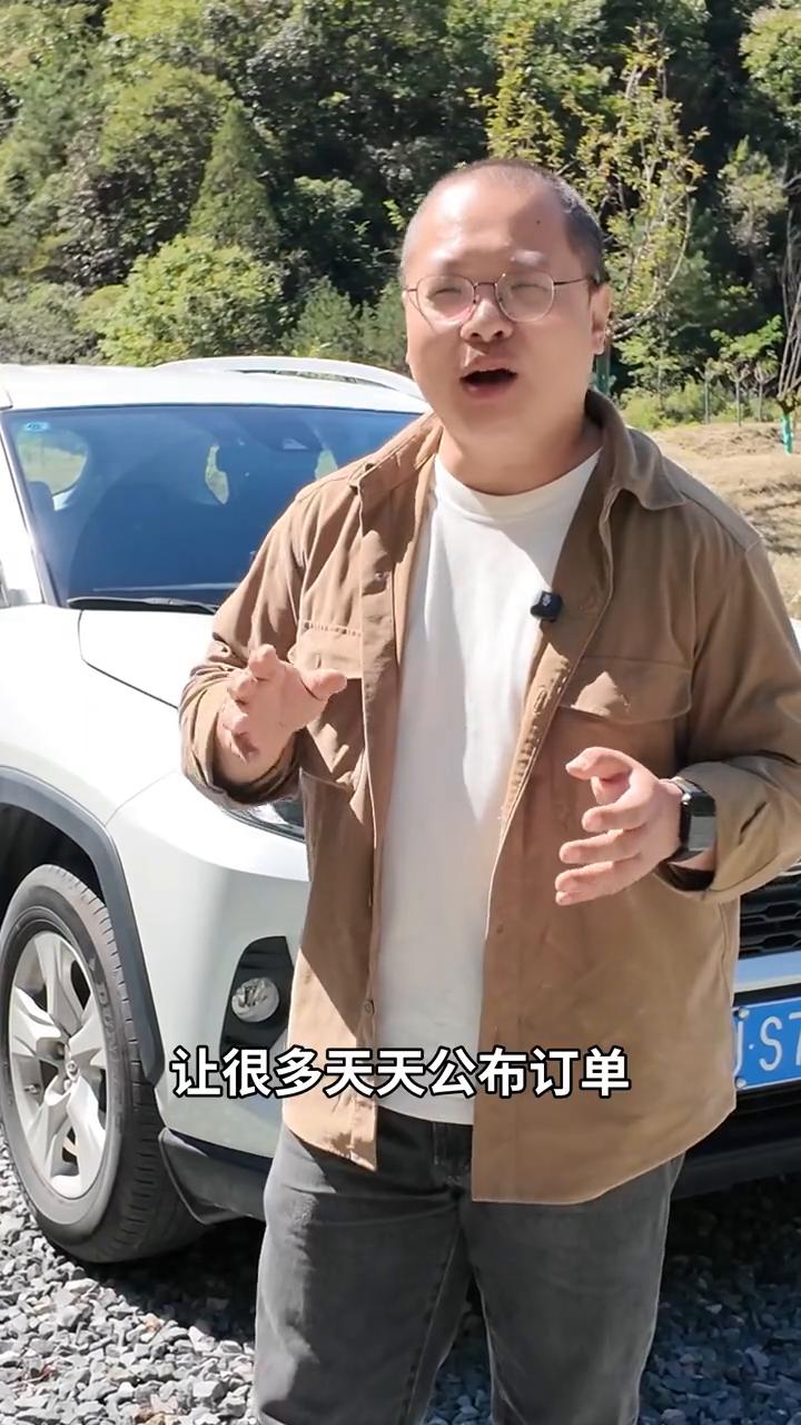 荣放探野版。
这台荣放可靠吗？你肯定会给我一个白眼，这不废话吗？这台荣放实用吗？