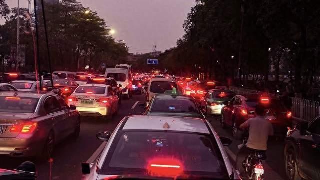 国庆返程后，很多油车车主不说话了：堵3小时才发现电车没那么惨
