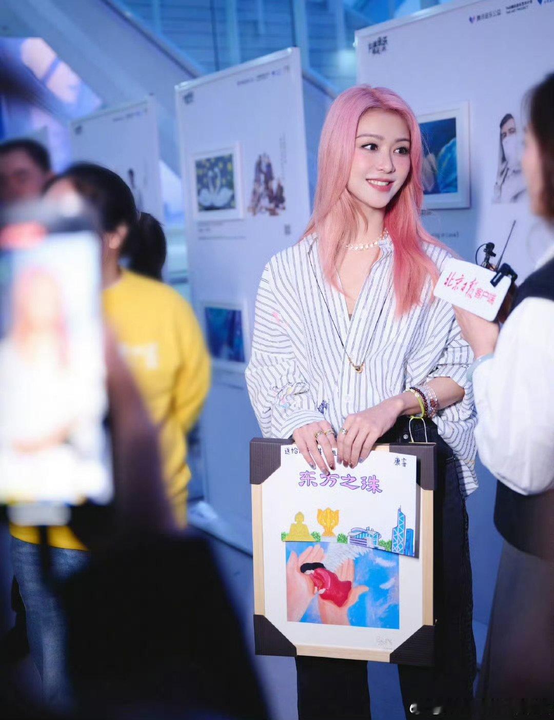 薛凯琪[超话]原来真的有人在悄悄发光，薛凯琪水立方为星星的孩子点灯 ，近距离感受