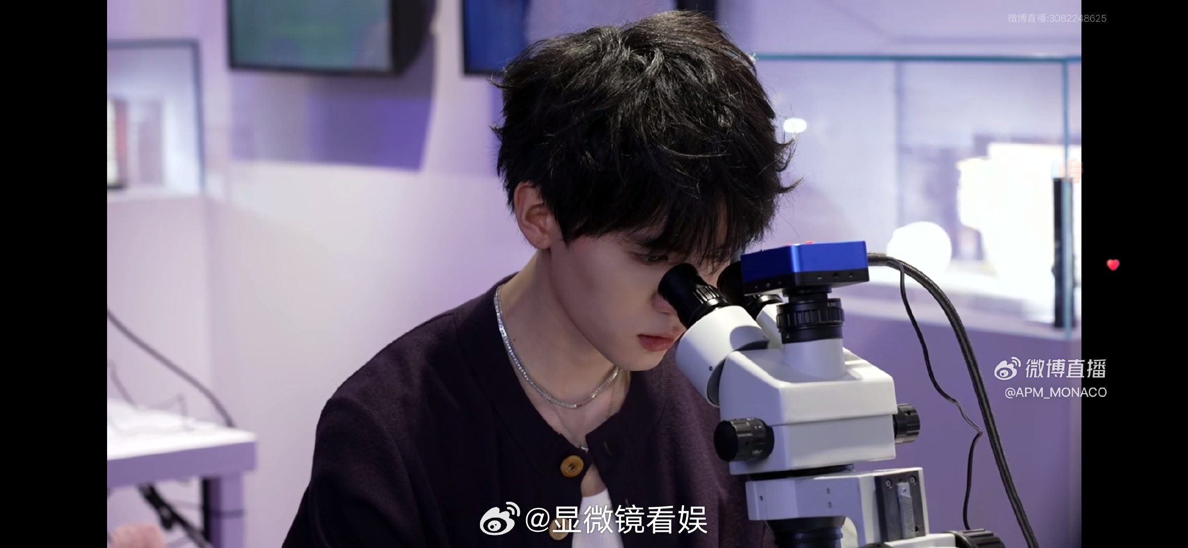 周翊然和偶像乐扣比赛 又是被周翊然认真到的一天！珠宝镶嵌比拼中，他全神贯注完成任