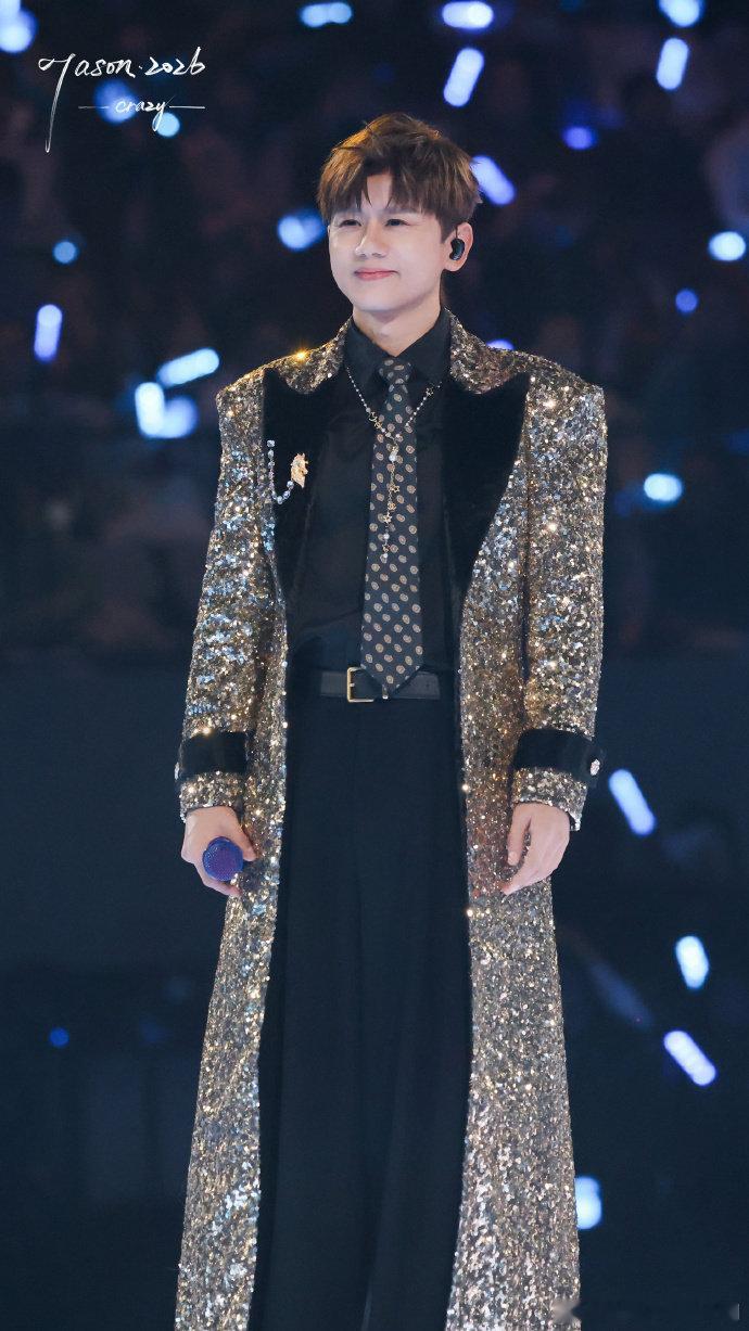 张杰张杰成都演唱会  看完成都场的饭拍，我宣布：下次抢票我一定冲！谁也别拦着我！