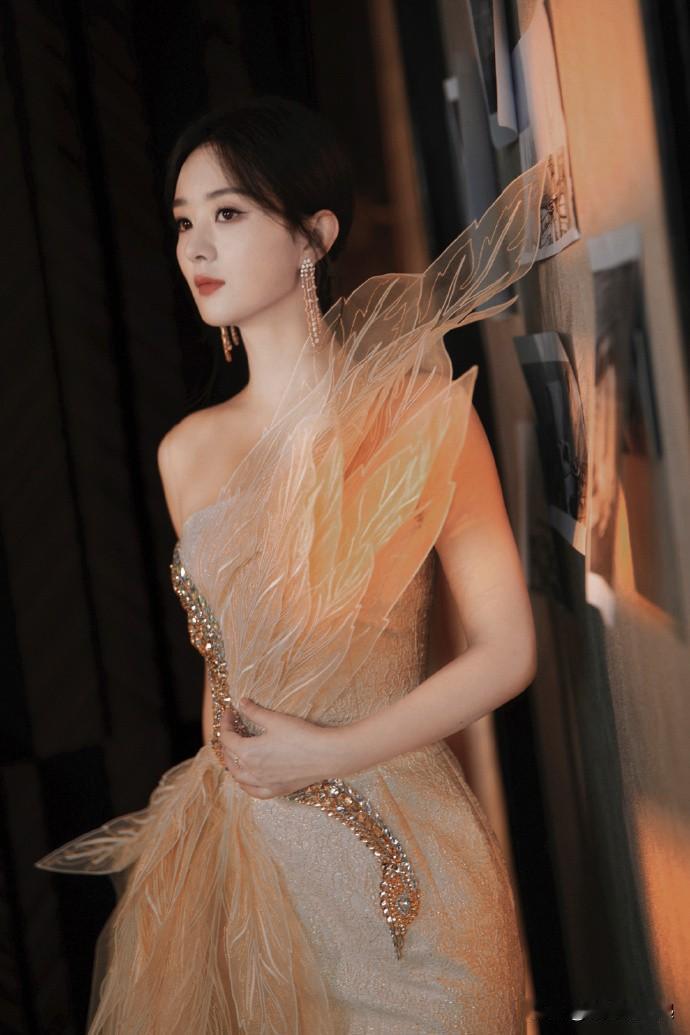 赵丽颖工作室晒出一组活动美图，身穿礼服身材纤瘦修长，状态极佳！

赵丽颖工作室在