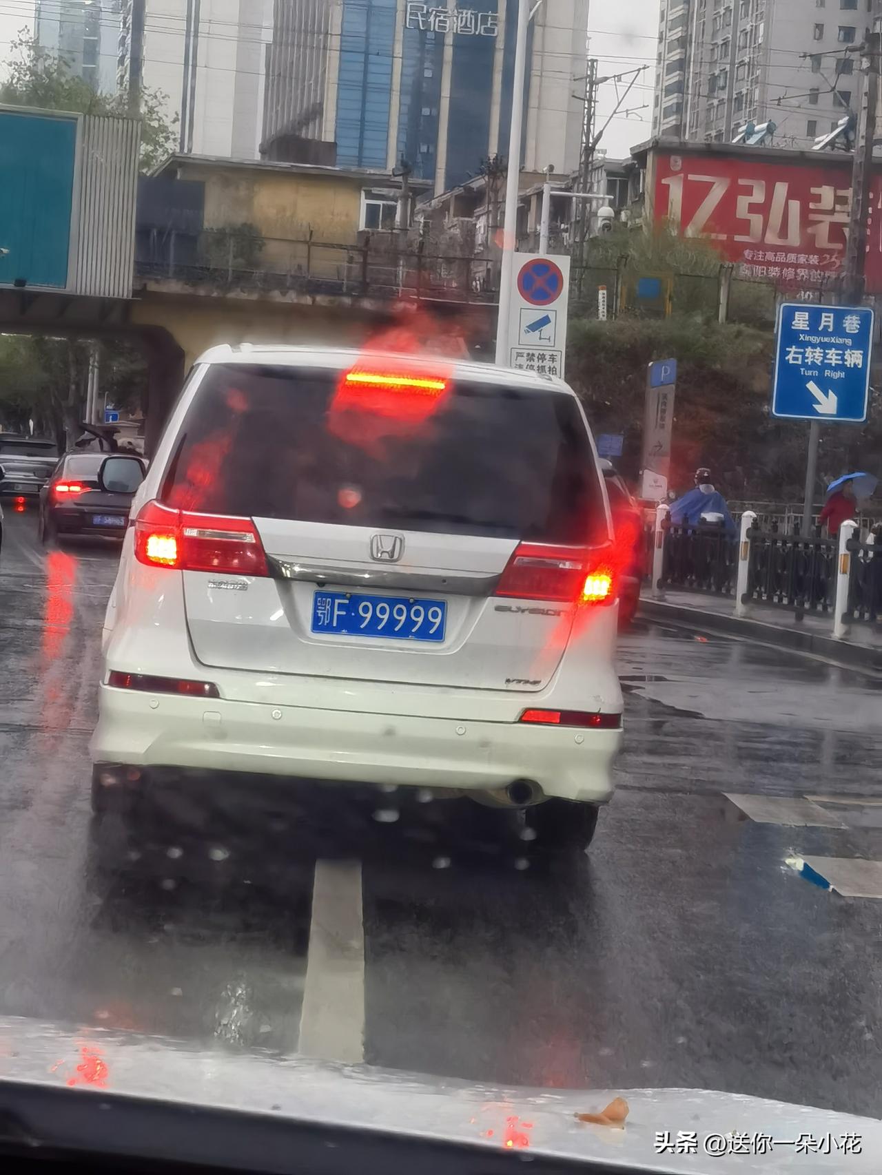 清明假期没下雨，刚上班就开始下雨了，估计还得持续一周，早上上班，走到天元四季城附