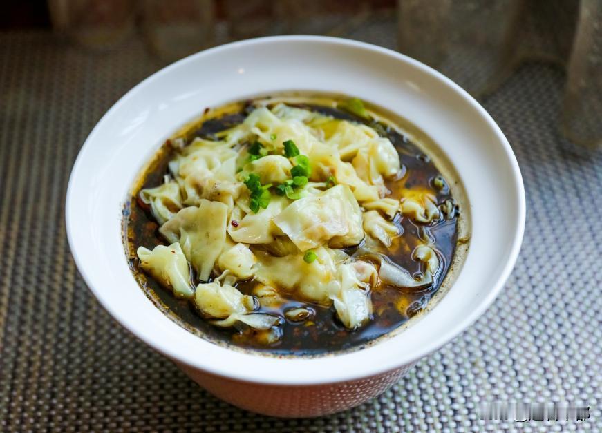 风味独特，抄手里的饮食密码
糊辣壳抄手的名字源于其“灵魂”调味品——糊辣壳，这是