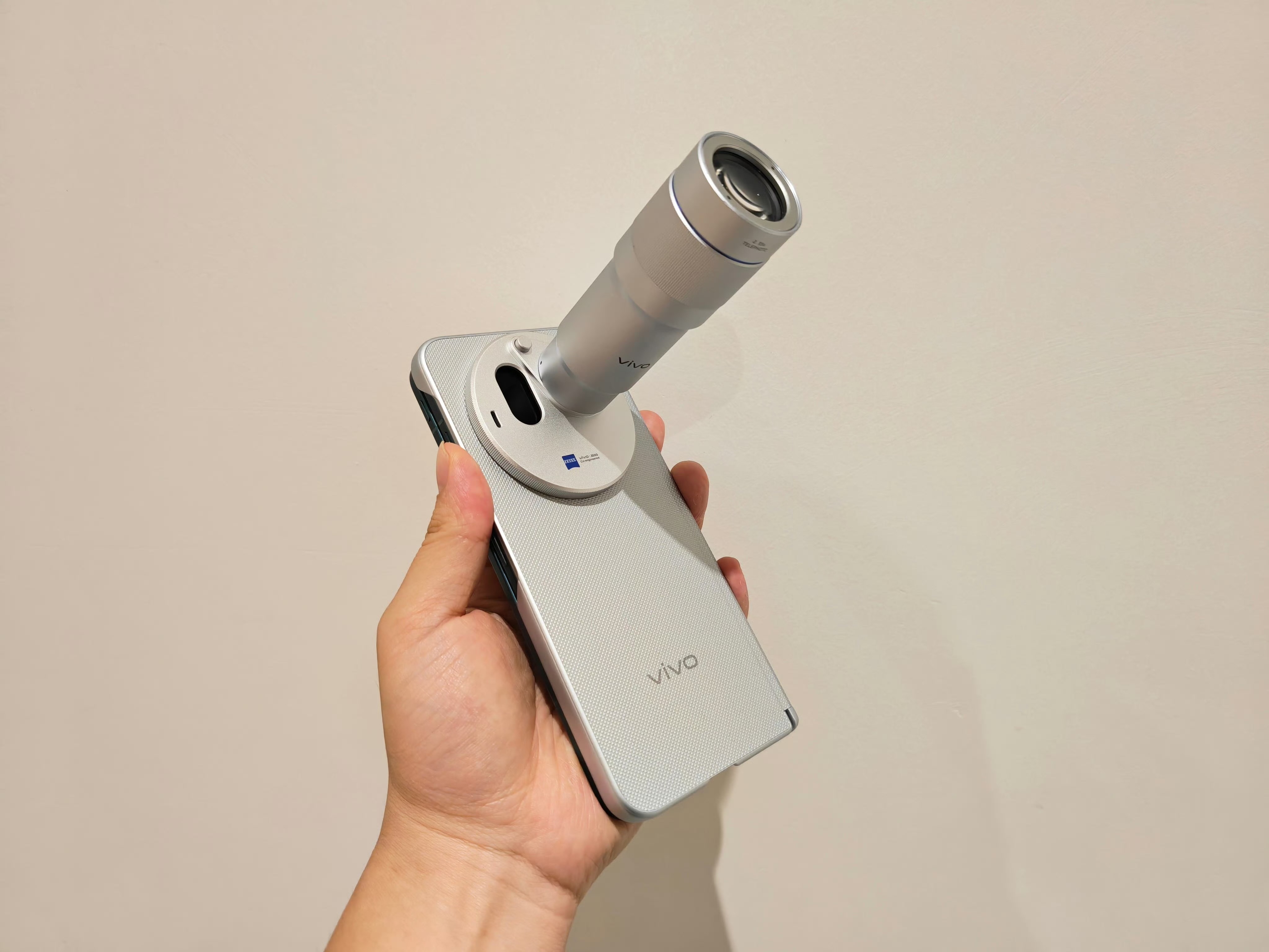 vivo X Fold6是第一台支持增距镜的安卓折叠屏手机，这外观颜值，你心动了