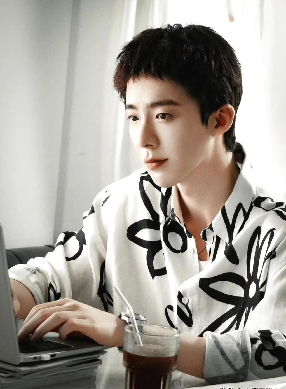 别再被刘宇宁的古装骗了。
他真正的颜值核弹，是剪短头发穿上现代装的那一刻。
新剧