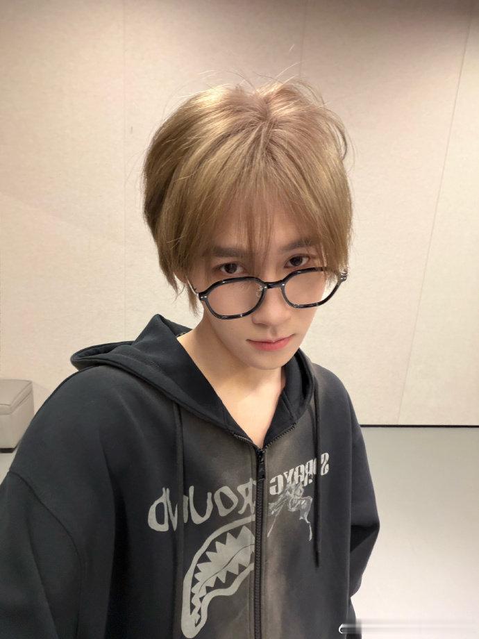 张真源金发藏不住 