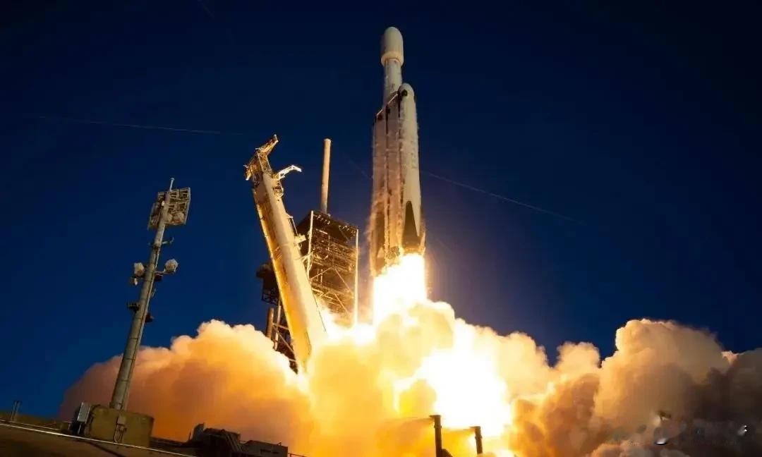 它对中国既是压力也是倒逼。星链近万颗在轨、计划数万颗，按国际电联“先占先得”加速