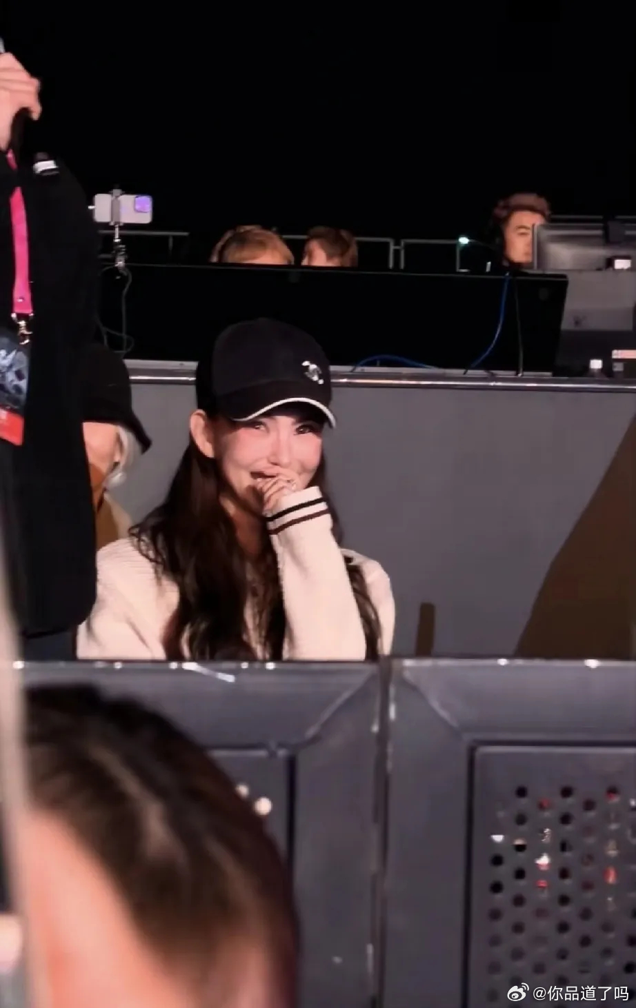 周杰伦杭州演唱会第三场，昆凌依旧陪在台下，还和婆婆叶惠美一同现身，坐在控台中间位