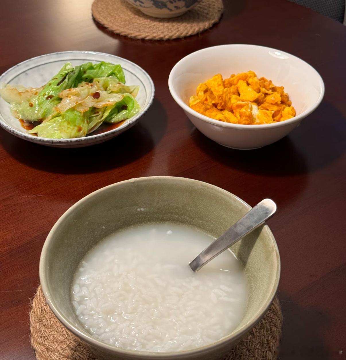 假期还是喝点白粥肠胃才舒服不开盘的日子懒觉都不想睡😪 