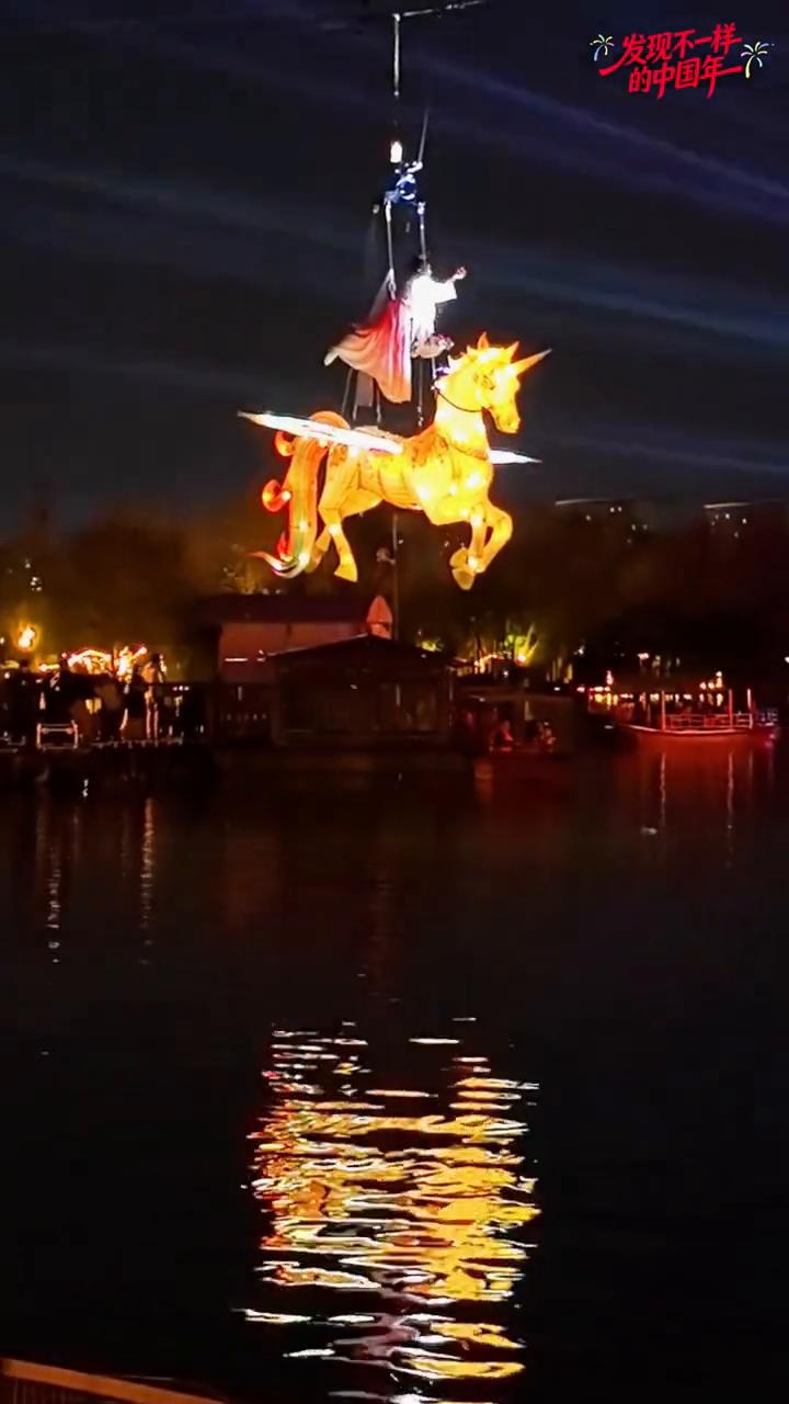 高空飞马天女散花，洛阳隋唐城上空你现千年文化年味。
这里是隋唐洛阳城遗址植物园滴