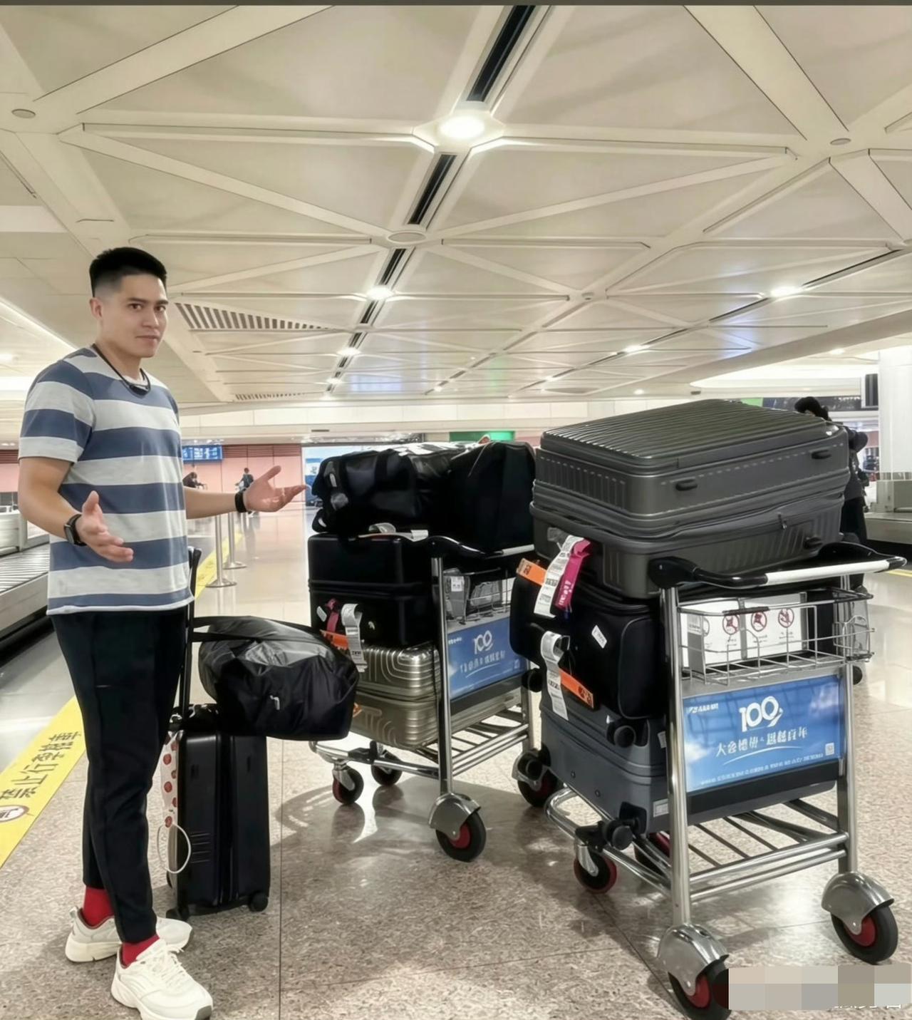 陈盈骏结束在美特训返家，与北京首钢男篮续约合同仍还未公布。

近日，陈盈骏已结束