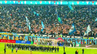 大连梭鱼湾球场这氛围堪比英超主场啊！击败海港后，球迷与球员互动，不得不说，这气氛