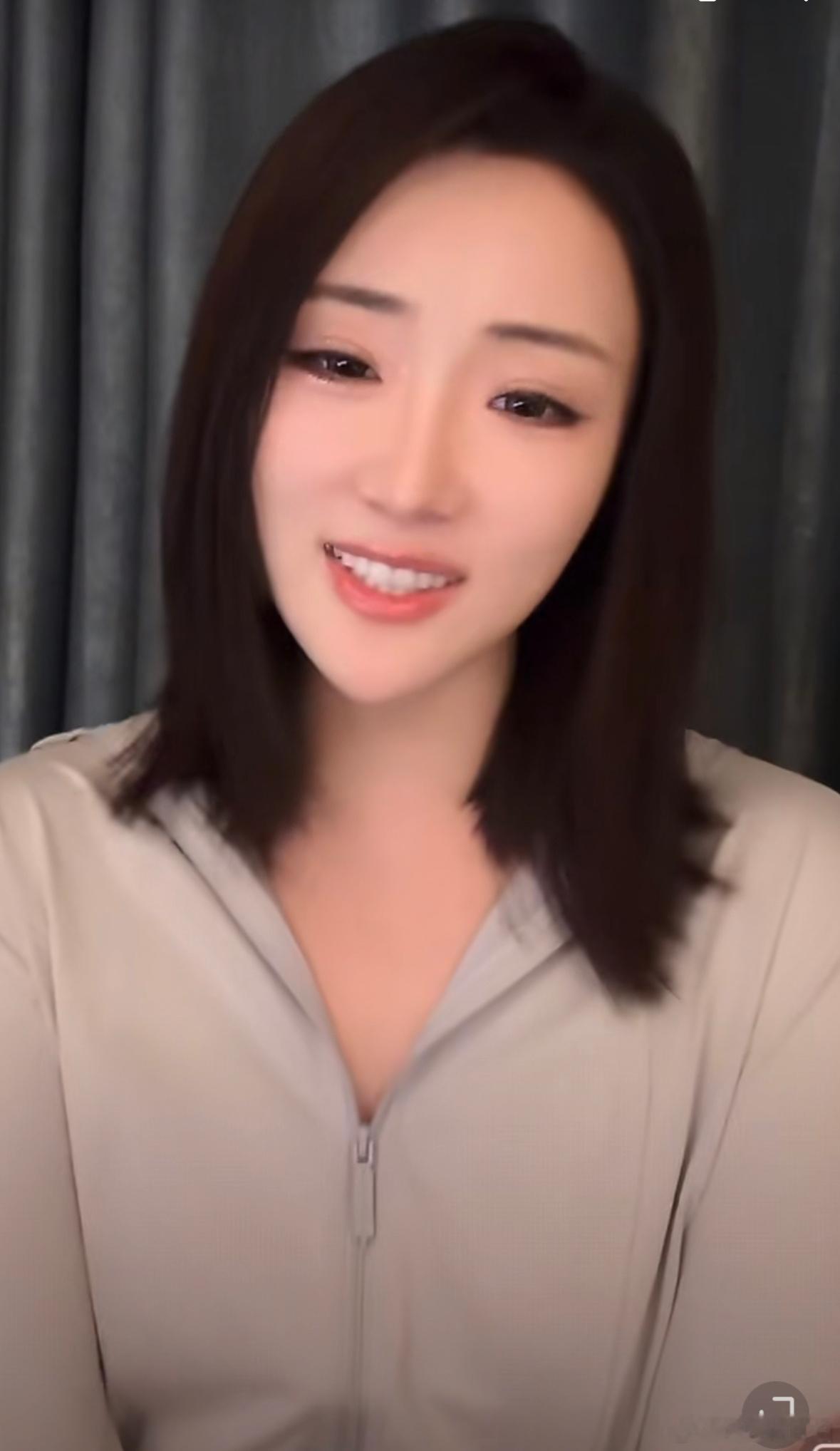 张可盈直播正面回应皇族传闻一切和别人一样，没有特殊待遇感觉她回应的挺真诚实在的啊