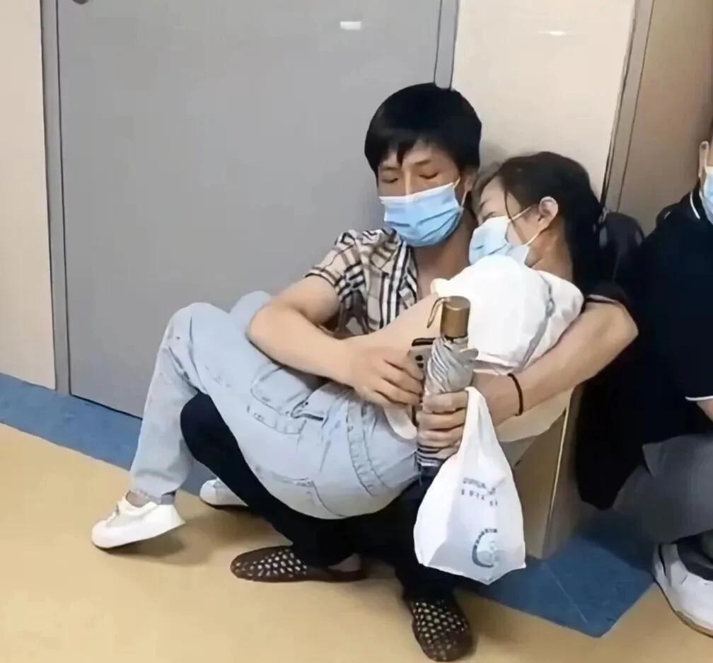 最感人的一幕
人们都说，医院是个最能见证人情冷暖的地方，这话我看没毛病。
这是某