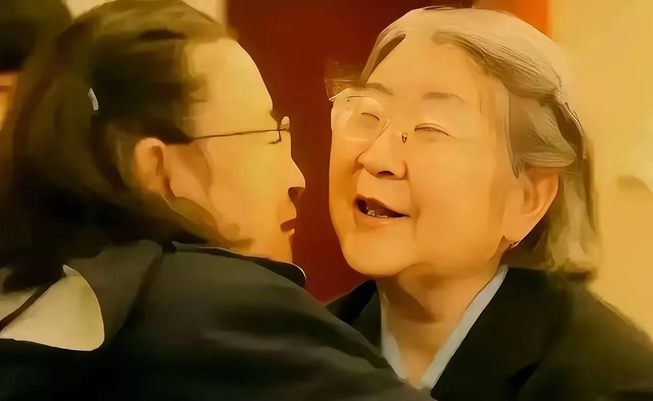 伟人后代两个大棉袄
多年未见幸福相拥
祝愿伟人后代幸福安康