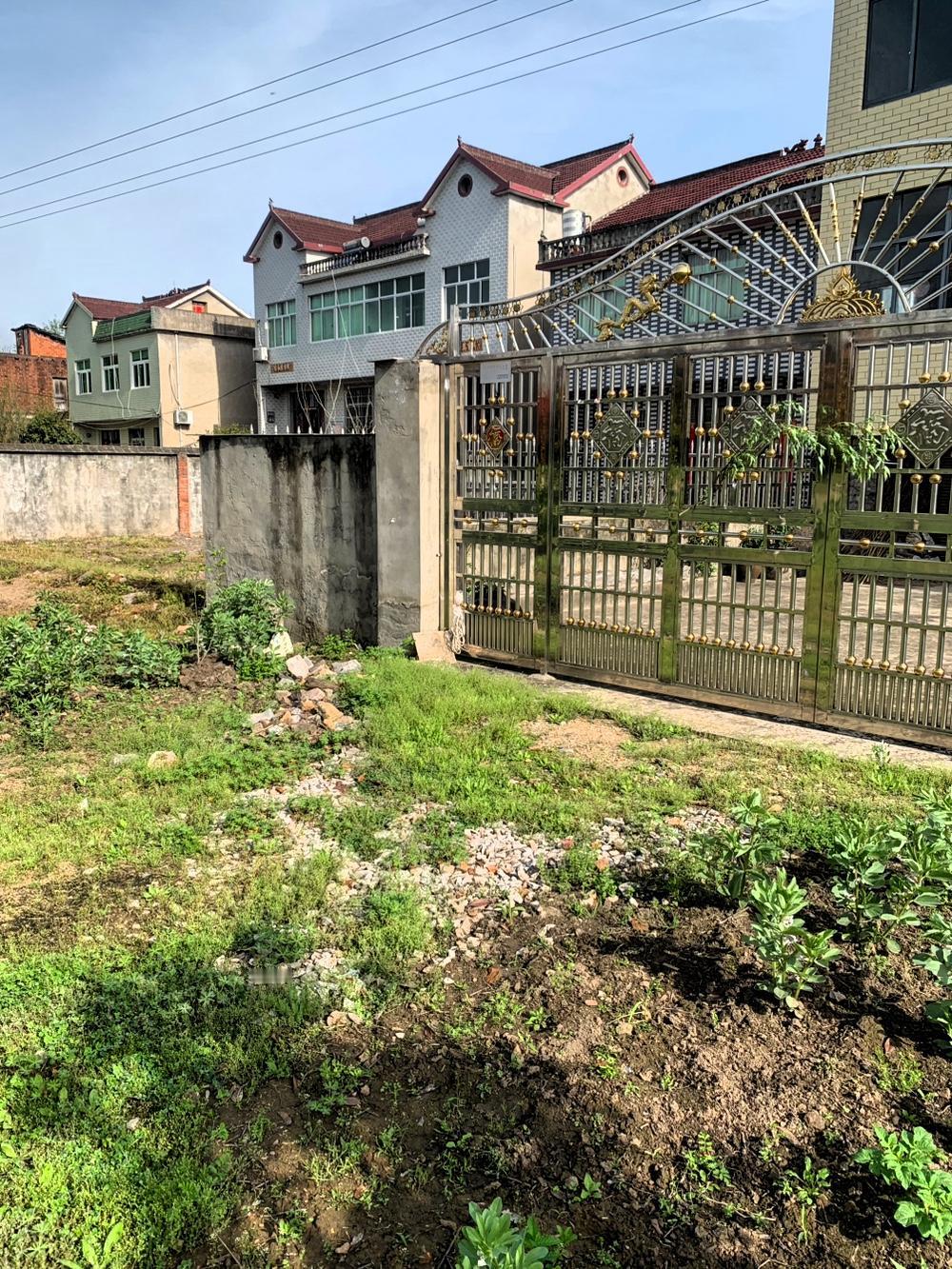 我们没离婚，
却早把日子过成了同一屋檐下的陌生人。
分房睡很久了，
彼此的生活互