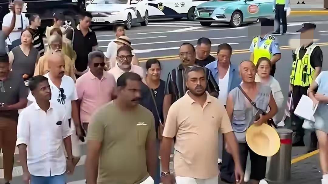 “请回自己的国家！” 近日，广州、深圳、昆明等多地的酒店前台太难了，成群印度人拖