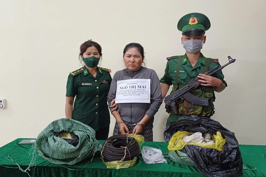 越南两名女子用摩托车携带50公斤炸药出售牟利被当场抓获
在运输 50 公斤炸药、