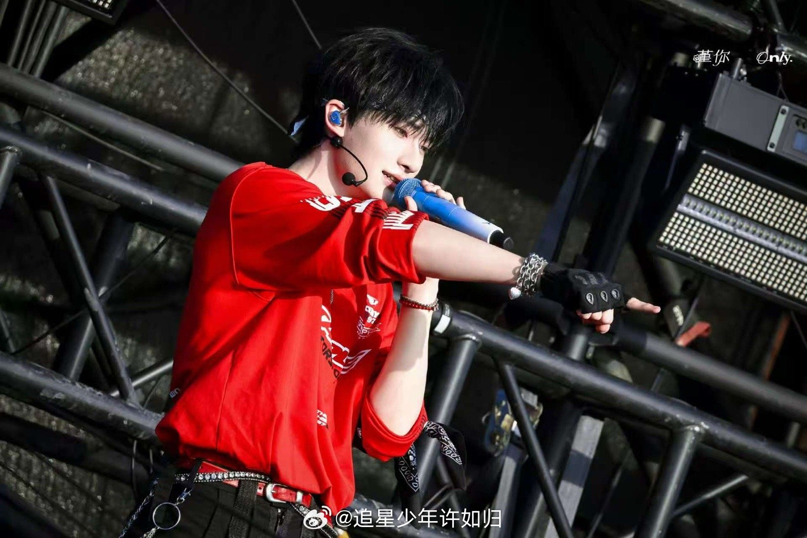 余宇涵全开麦 音乐节听余宇涵全开麦直接上头！无修音加持，他的嗓音穿透力超强，即使