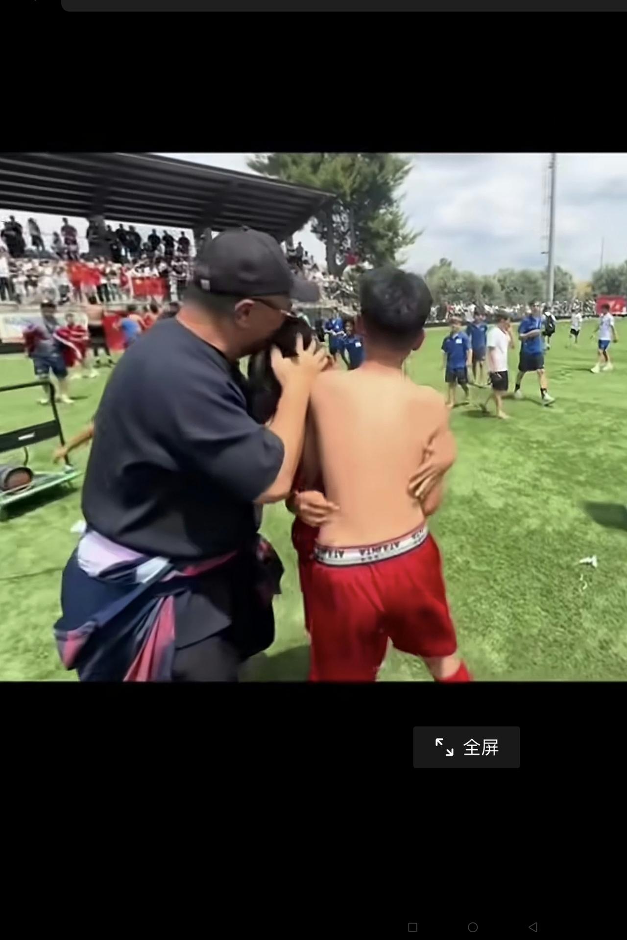 请网友们看看董路带领中国少年足球队征战世界冠军的两个故事：
一、倾尽所有，无私坚