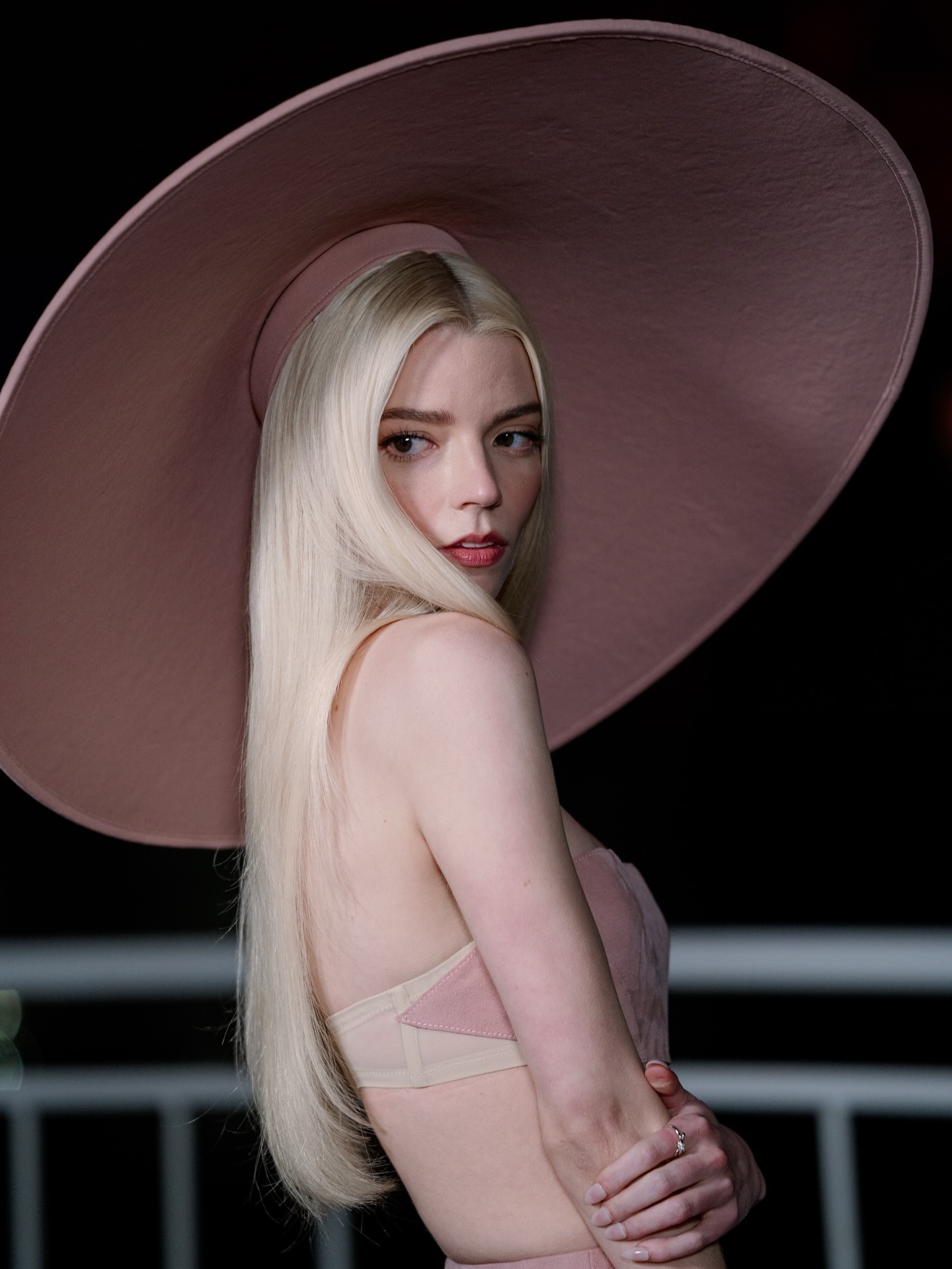 Anya Taylor-Joy in Jacquemus柔和的粉色调，好美🌸 