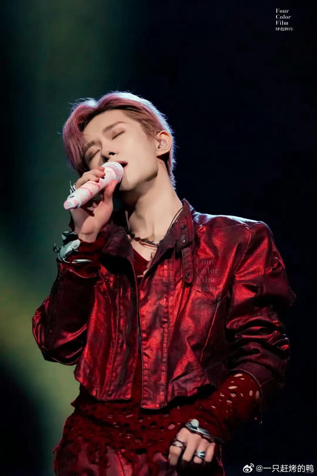 又是被易烊千玺排面硬控的一天   真的会被易烊千玺的排面反复惊艳到！不管是红毯上