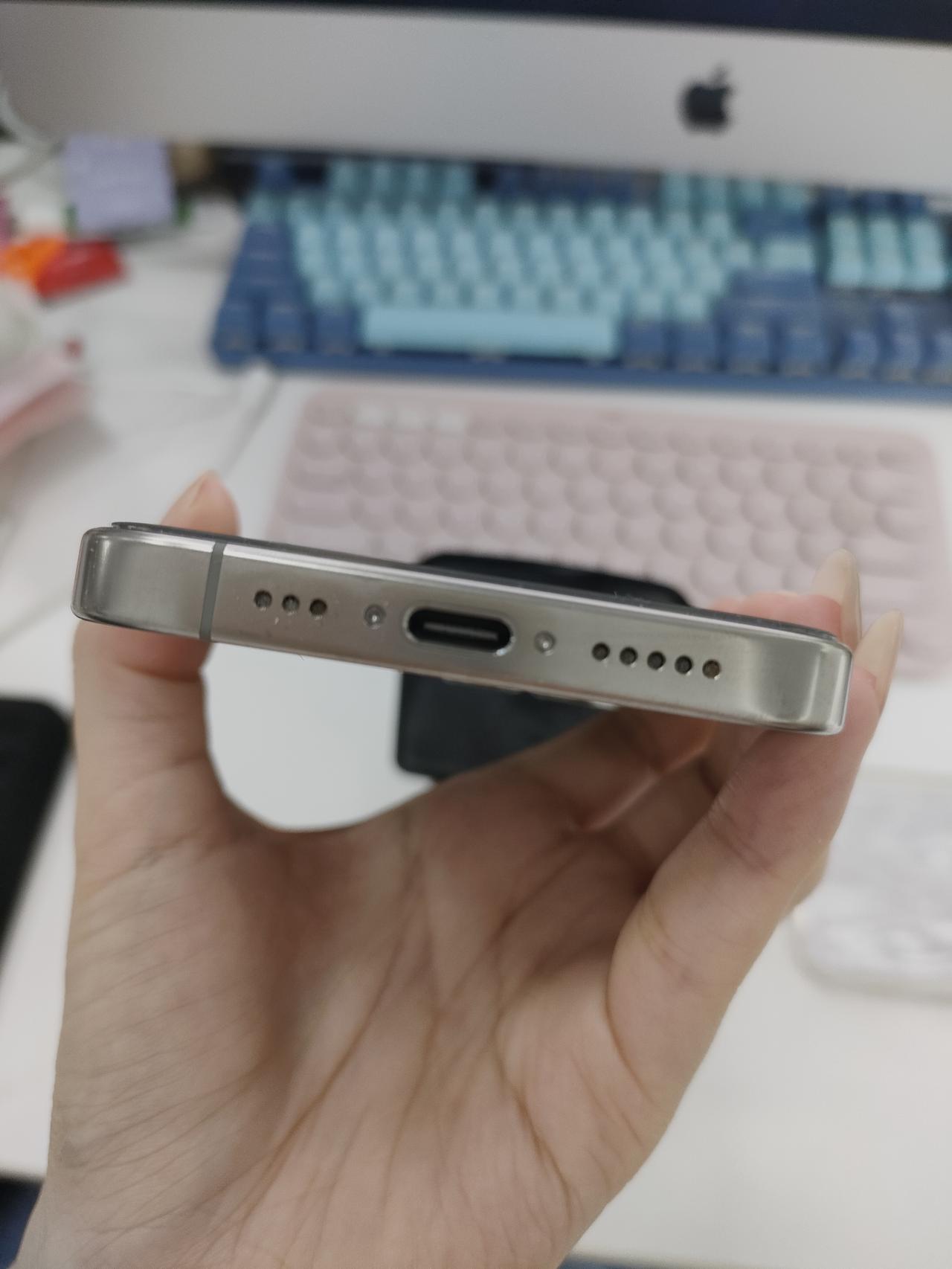 🤔iPhone扬声器孔都积灰了......

咋整啊？用了一年的iPhone1
