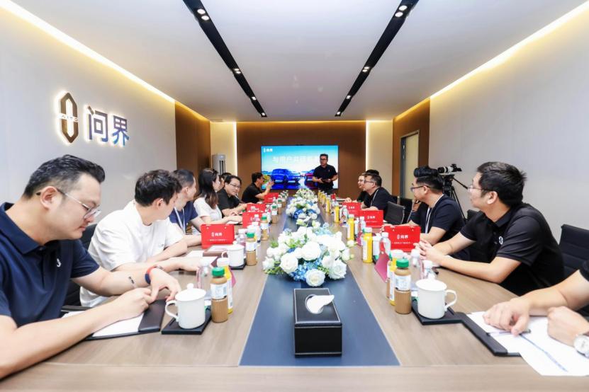 重庆赛力斯超级工厂迎来全国M8准车主，化身 “品质鉴证官” 沉浸式验车，看焊装、