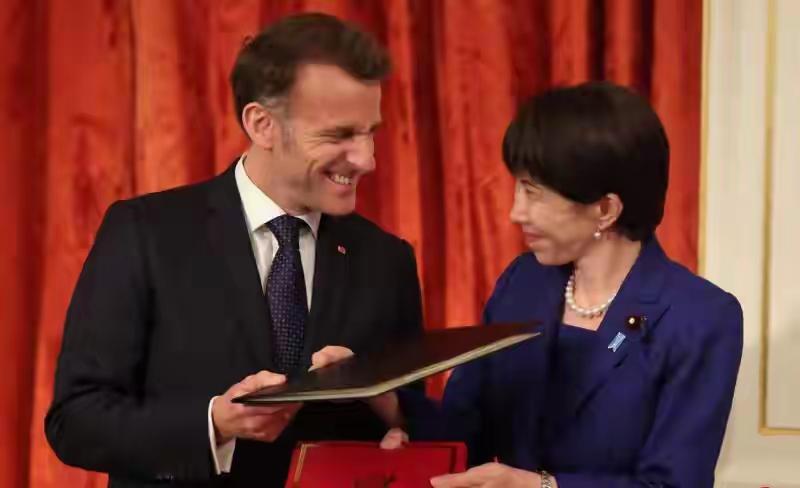 法国两面讨好，太精分又现实了。前脚法国总统马克龙当着高市早苗的面承诺，不邀请中国