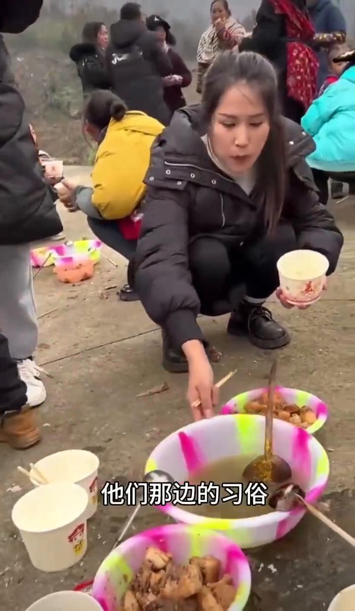 全部蹲着吃。
到朋友家吃酒席，他们那边的习俗着实把我都看懵逼了。地上放三个盘，手