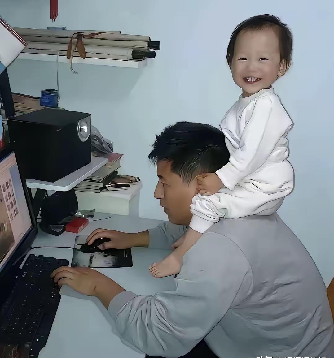 刷到张雪峰早年那张旧照时，瞬间被戳中了——这个后来在镜头前口若悬河的“考研名嘴”